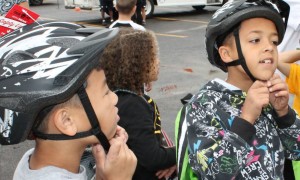 kids fitting helmets